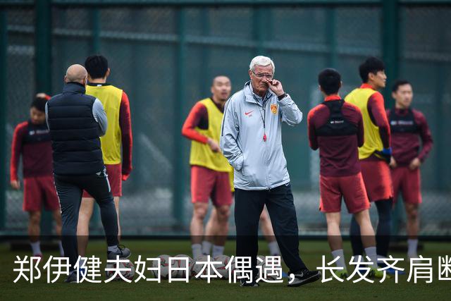 郑伊健夫妇日本偶遇，长发齐肩断崖衰老，妻子三下巴肚腩凸出富态